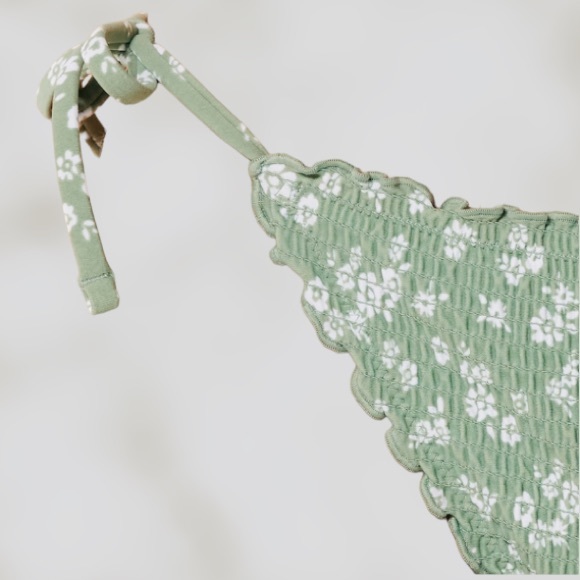 NWT Hollister Women’s Smocked Lettuce Edge Cheeky Bikini Bottom (Green Floral) - Picture 6 of 9